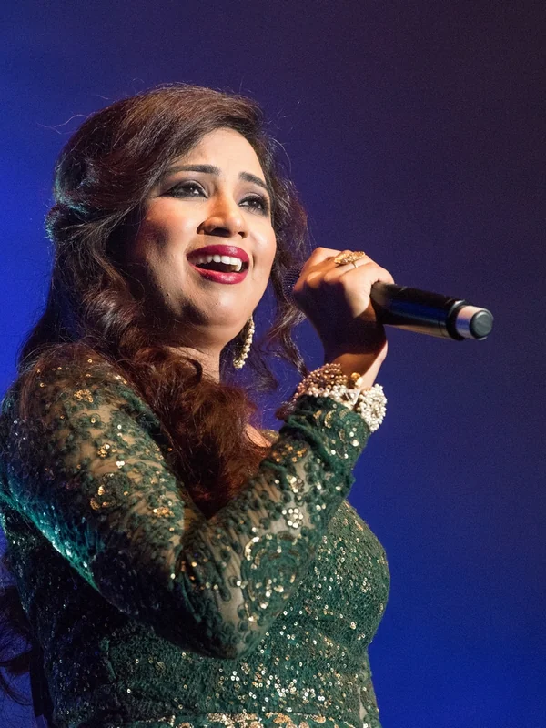 Shreya Ghoshal performing live on stage