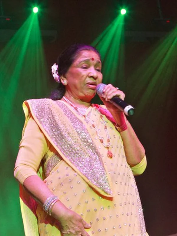Asha Bhosle performing live on stage